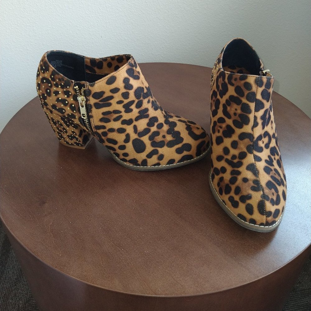 Joan Boyce Leopard Bootie Woman's Size 8 Wide